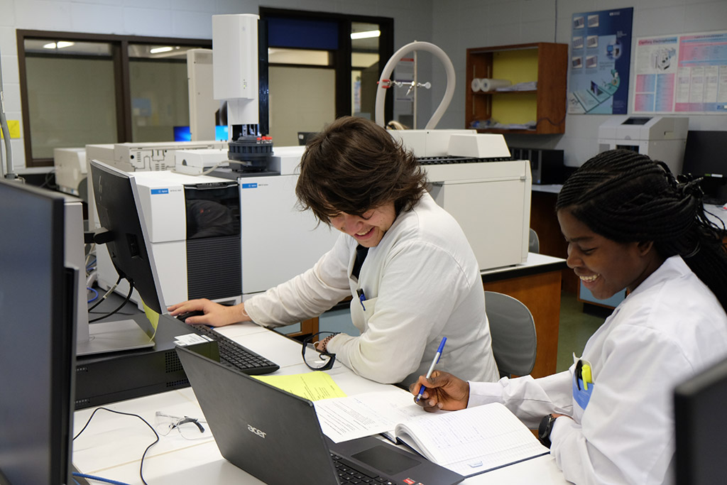 étudiant en chimie analytique cégep de Lévis